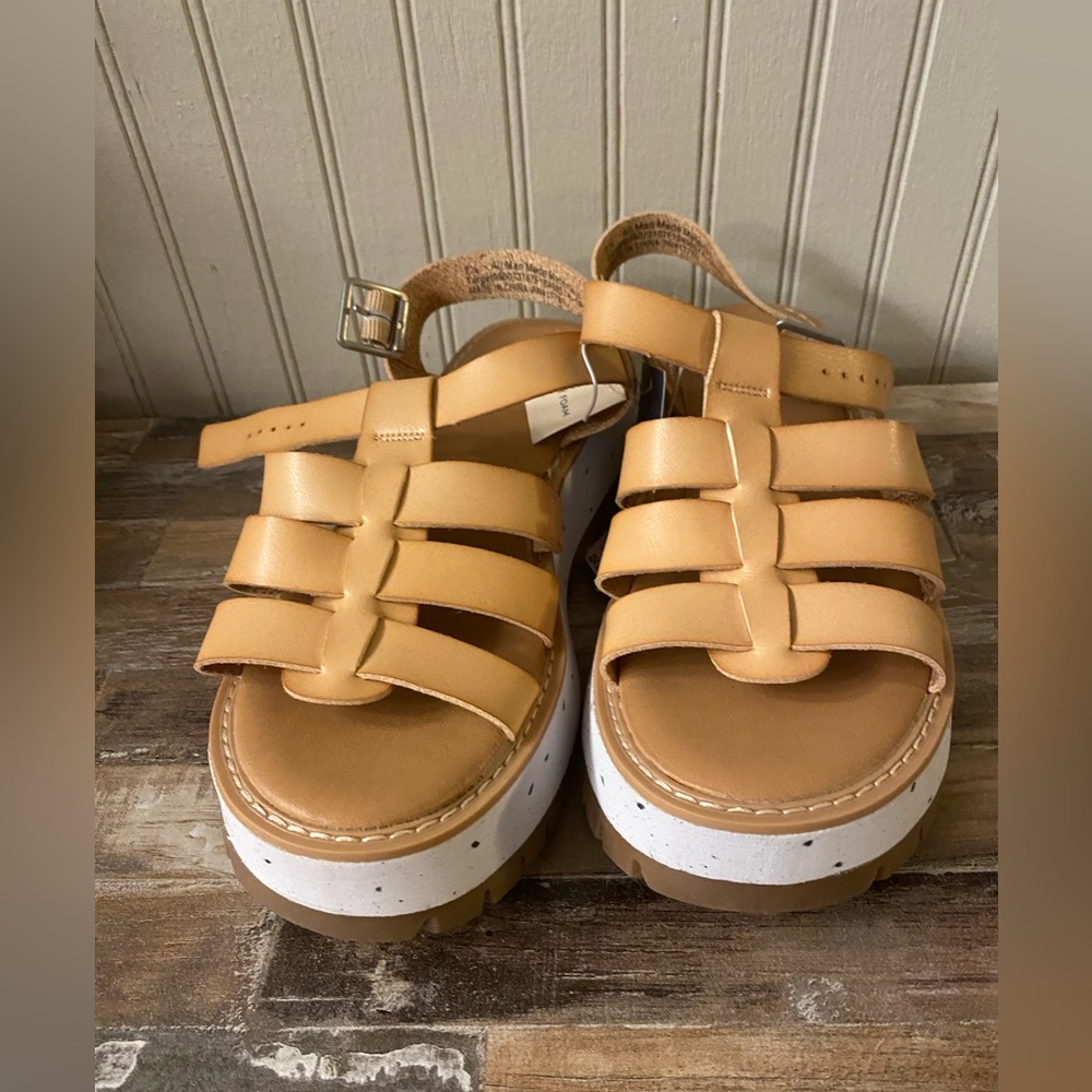 Universal threads, memory foam, size 7 1/2 women’s platform sandals. New w tag